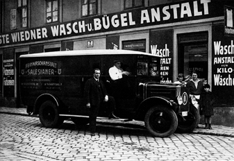 1928-ban a SALESIANER új mosodaüzembe költözik és elkezdi a gépjárműflotta kialakítását.
